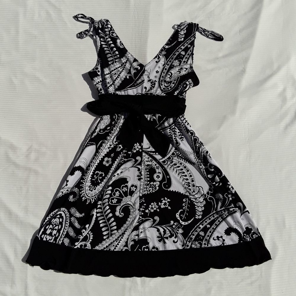 Speeckless Black and white paisley dress